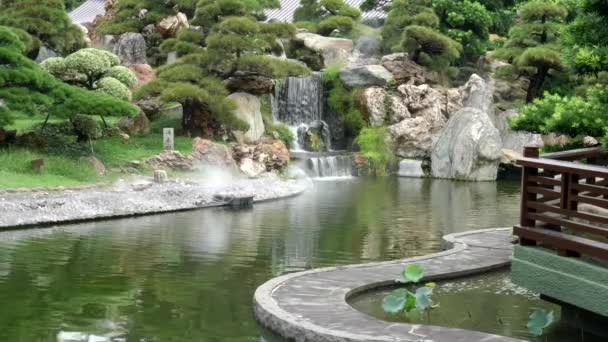 Piccola cascata caratteristica presso i giardini nan lian in Hong Kong — Video Stock