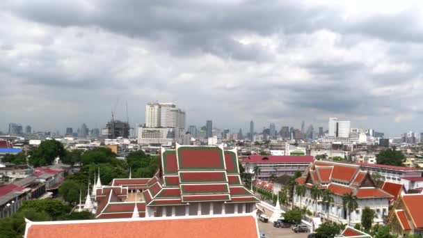 Bred panna av bangkok stad från gyllene berget, vid wat saket templet i bangkok — Stockvideo