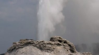 Yellowstone 'daki kalenin gayzerine çok yakın.