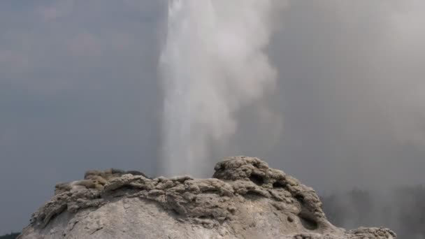 Extremo perto do castelo geyser em yellowstone — Vídeo de Stock