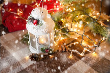 marshmallow ile Noel süsleri, evde, arka plan, rahat ruh hali üzerinde Noel ağacı ile sıcak kakao fincan