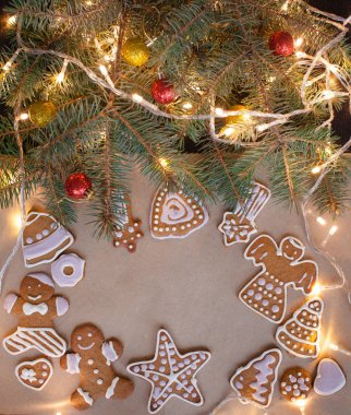 baubles ile Noel ağacı 