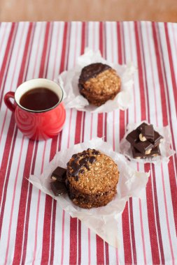 Parçalı kurabiye peçete üzerinde yığılmış