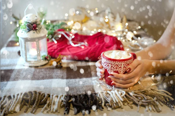 Xícara de cacau quente com marshmallow com decorações de Natal em casa, árvore de Natal no fundo, humor acolhedor — Fotografia de Stock