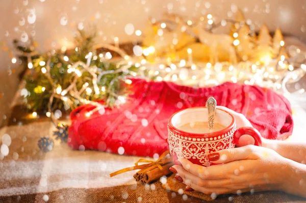 Csésze forró kakaót a fehérmályva, karácsonyi díszek, karácsonyfa háttér, barátságos hangulat — Stock Fotó