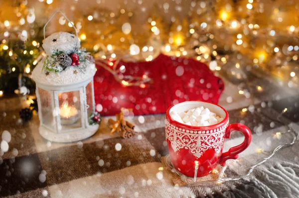Tazza di cioccolata calda con marshmallow con decorazioni natalizie a casa, albero di Natale sullo sfondo, umore accogliente — Foto Stock