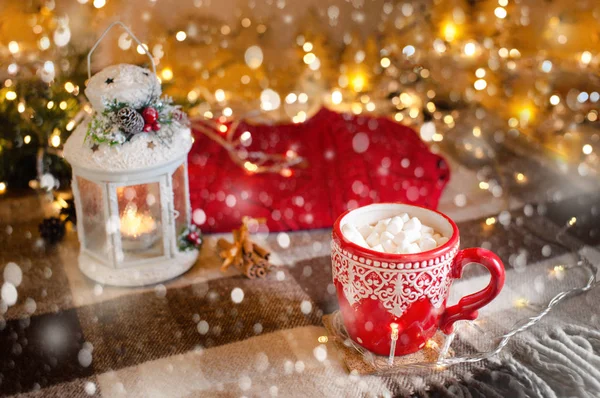 Tasse de cacao chaud avec guimauve avec décorations de Noël à la maison, arbre de Noël sur le fond, ambiance chaleureuse — Photo