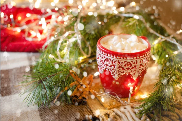 Tasse de cacao chaud avec guimauve avec décorations de Noël à la maison, arbre de Noël sur le fond, ambiance chaleureuse — Photo