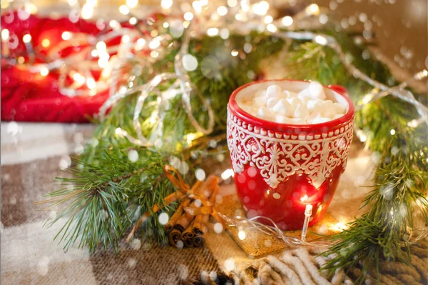 Xícara de cacau quente com marshmallow com decorações de Natal em casa, árvore de Natal no fundo, humor acolhedor — Fotografia de Stock