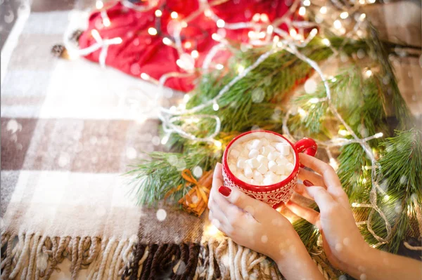 Tasse de cacao chaud avec guimauve avec décorations de Noël à la maison, arbre de Noël sur le fond, ambiance chaleureuse — Photo