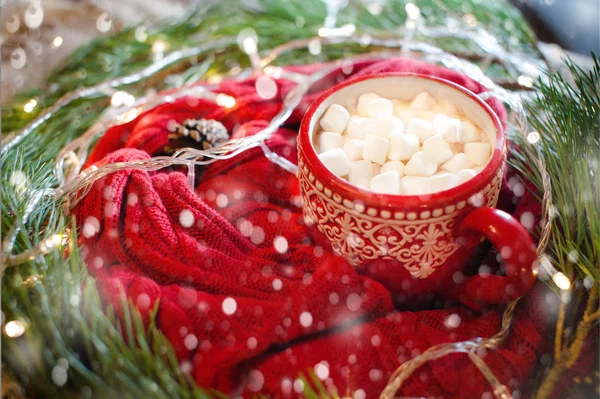 Xícara de cacau quente com marshmallow com decorações de Natal em casa, árvore de Natal no fundo, humor acolhedor — Fotografia de Stock