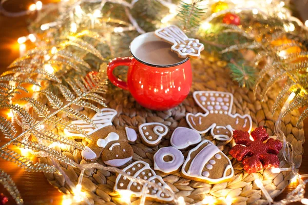 Red mugs with hot chocolate and marshmallows and gingerbread cookies. Christmas holiday concept — Stock Photo, Image