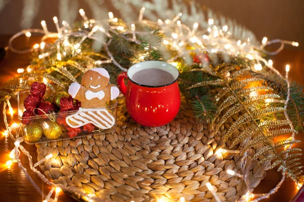 Canecas vermelhas com chocolate quente e marshmallows e biscoitos de gengibre. Conceito de Natal — Fotografia de Stock