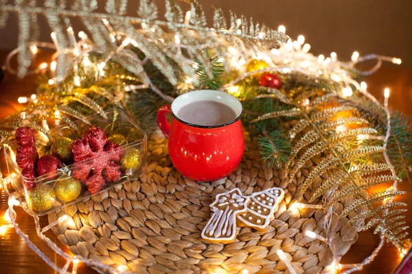 Rote Becher mit heißer Schokolade und Marshmallows und Lebkuchen. Weihnachtsferien-Konzept — Stockfoto