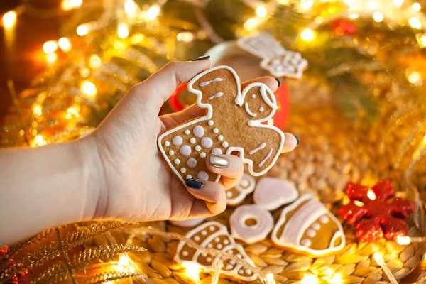 Tazas rojas con chocolate caliente y malvaviscos y galletas de jengibre. concepto de vacaciones de Navidad — Foto de Stock