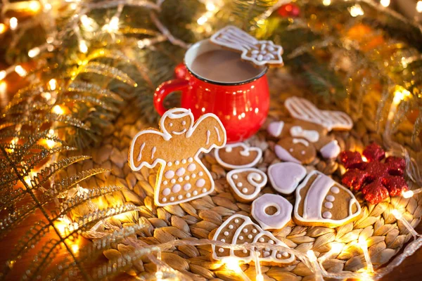 Red mugs with hot chocolate and marshmallows and gingerbread cookies. Christmas holiday concept — Stock Photo, Image