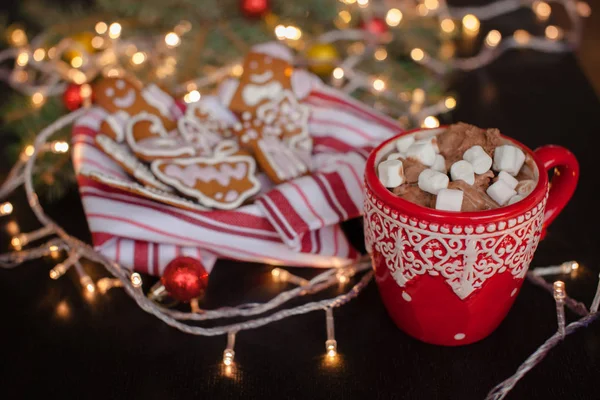 Piros bögre forró csokoládé és marshmallows és mézeskalács cookie-kat. Karácsonyi ünnep fogalma — Stock Fotó