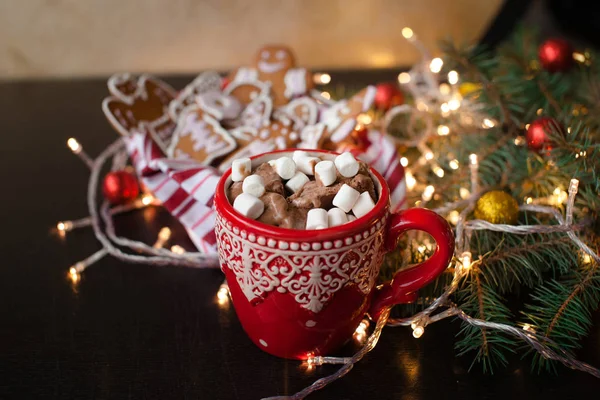 Piros bögre forró csokoládé és marshmallows és mézeskalács cookie-kat. Karácsonyi ünnep fogalma — Stock Fotó