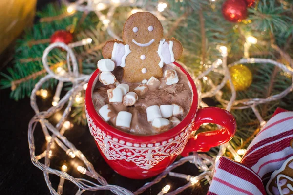 Canecas vermelhas com chocolate quente e marshmallows e biscoitos de gengibre. Conceito de Natal — Fotografia de Stock