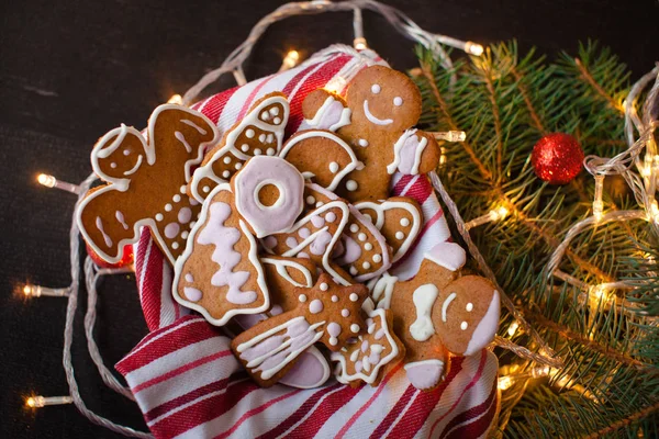 Canecas vermelhas com chocolate quente e marshmallows e biscoitos de gengibre. Conceito de Natal — Fotografia de Stock