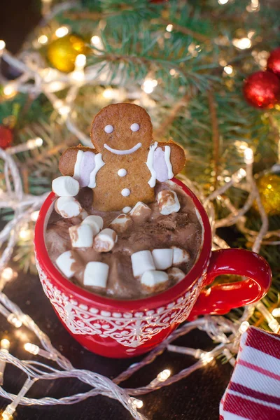 Tasses rouges avec chocolat chaud et guimauves et biscuits au pain d'épice. Concept de vacances de Noël — Photo