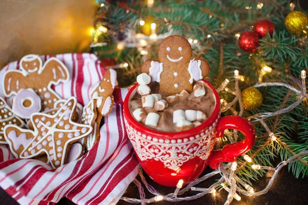 Rote Becher mit heißer Schokolade und Marshmallows und Lebkuchen. Weihnachtsferien-Konzept — Stockfoto