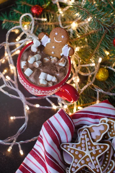 Canecas vermelhas com chocolate quente e marshmallows e biscoitos de gengibre. Conceito de Natal — Fotografia de Stock