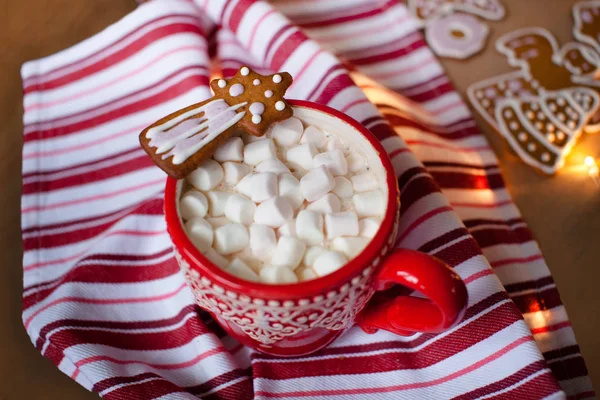 Piros bögre forró csokoládé és marshmallows és mézeskalács cookie-kat. Karácsonyi ünnep fogalma — Stock Fotó