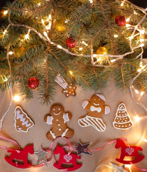 Árvore de Natal com baubles Fotos De Bancos De Imagens Sem Royalties