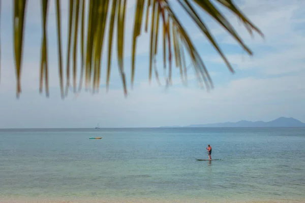 Un hombre en su tabla de remos en el mar. Tailandia, Krabi — Foto de Stock