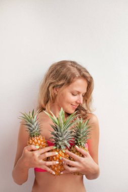 Genç güzel kız taze ananas ile poz. Yaz konsepti.