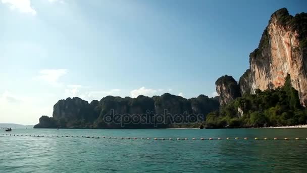 Uitzicht vanaf de zwevende boot. Krabi, Thailand — Stockvideo