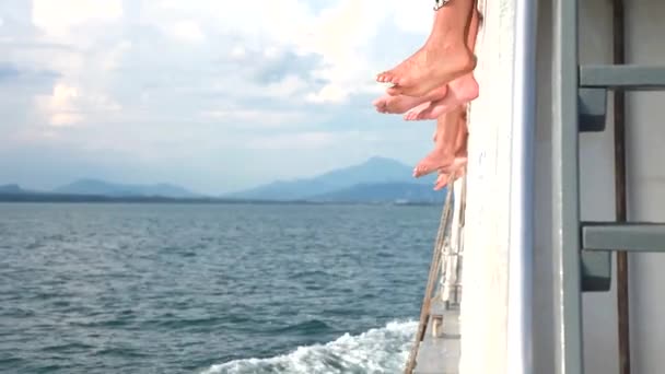 Gente sentada en el borde de un barco en movimiento deslizándose. Concepto de viajero . — Vídeos de Stock