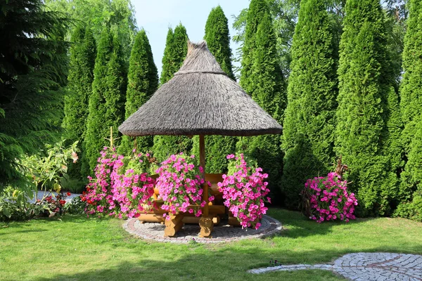 Casa llena de flores — Foto de Stock