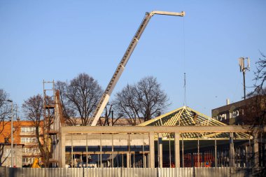 Vinç çatı inşa ediliyor