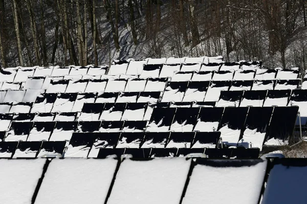 Sonnenkollektoren im kalten Winter — Stockfoto