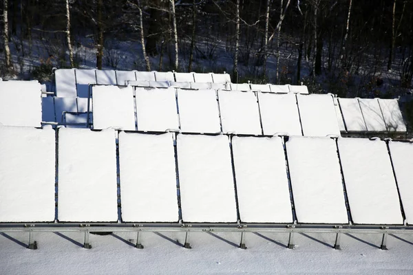 Colectores solares en el frío invierno —  Fotos de Stock