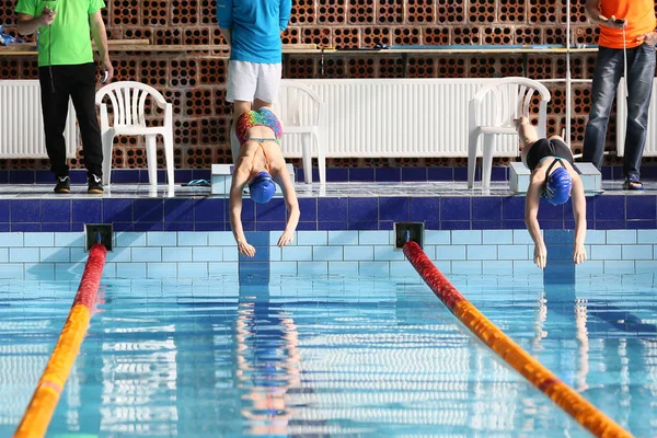 Concurso de natación en la escuela —  Fotos de Stock