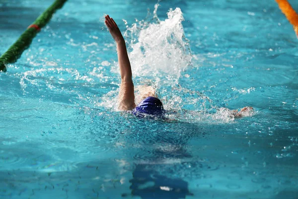 Concurso de natación en la escuela —  Fotos de Stock