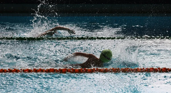 Competição de natação na escola — Fotografia de Stock
