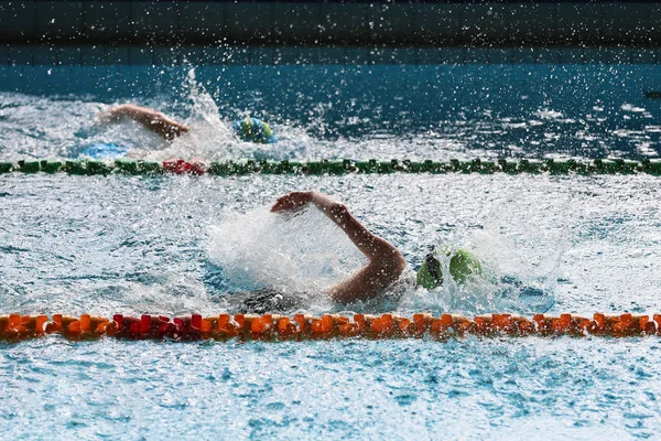 Competição de natação na escola — Fotografia de Stock