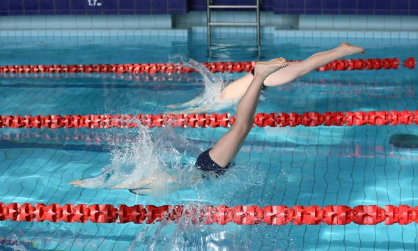 Concurso de natación en la escuela . —  Fotos de Stock