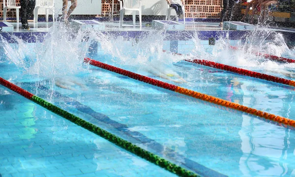 Concurso de natación en la escuela . — Foto de Stock