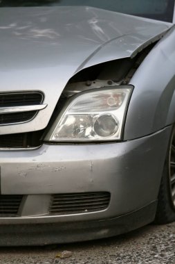 Arabanın hasarlı ön