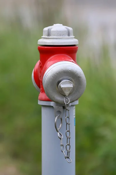 Hydrant mit Löschwasser — Stockfoto