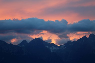 Gün batımında dağlar başında