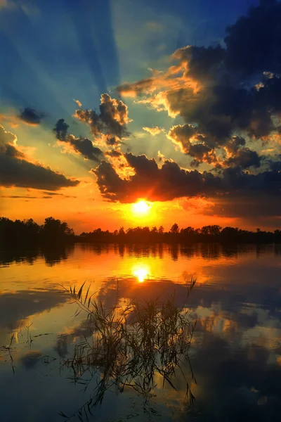 Ηλιοβασίλεμα Πάντα Φαίνεται Όμορφα Στις Όχθες Της Λίμνης — Φωτογραφία Αρχείου
