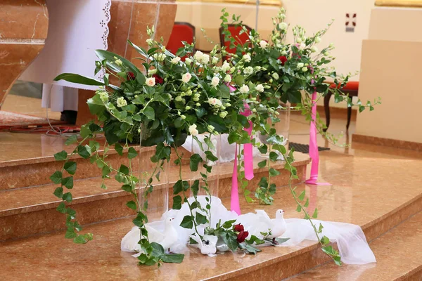 Krásné květiny na oltář — Stock fotografie