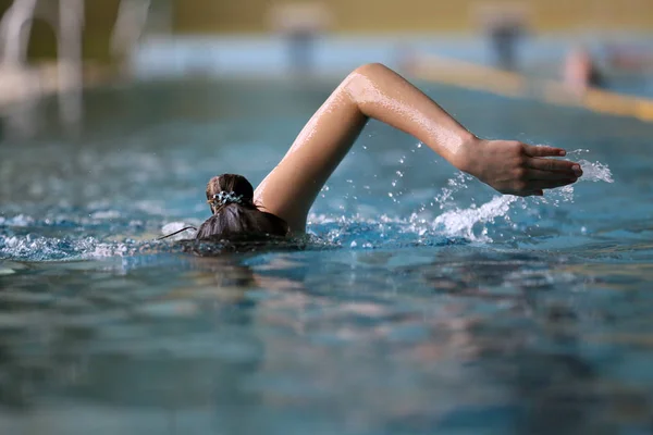 Meninas nadam na piscina — Fotografia de Stock