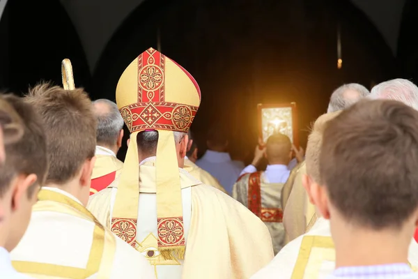 Der Bischof geht zu den Messen in die Kirche — Stockfoto